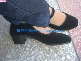 小美室外的肉、红丝袜高跟布鞋13P